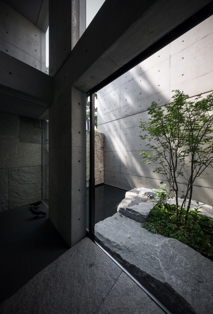 f-residence-concrete-house-office-gosize-hyogo-japan_dezeen_2364_col_3-852×1254 F Residence, Japão, por Gosize.