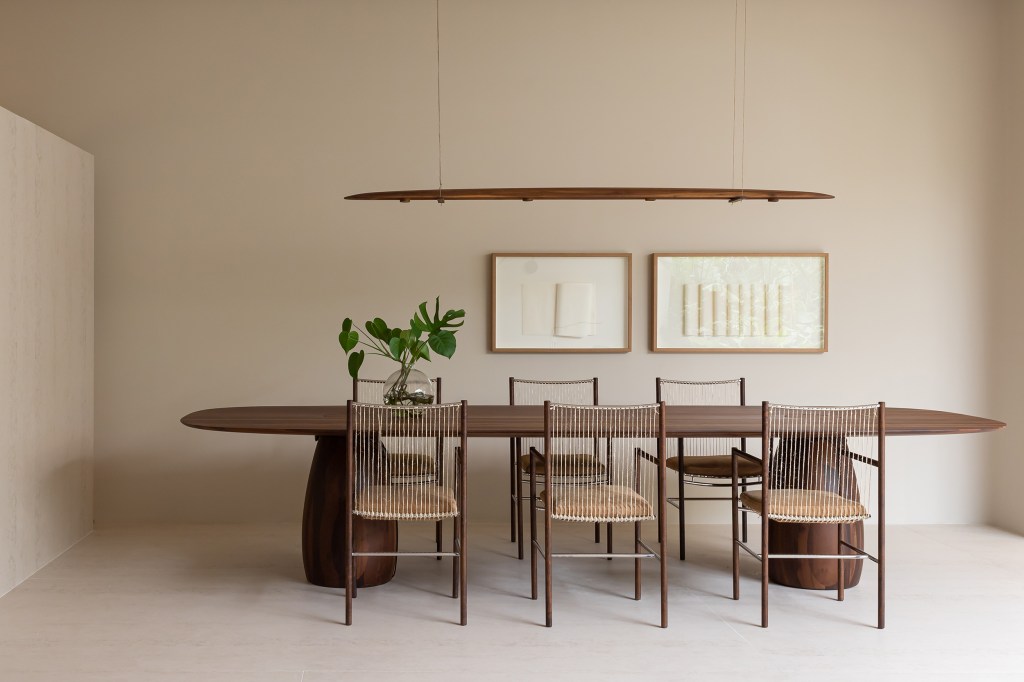 lucas-takaoka-casa-cosentino-embauba-credito-gabriela-daltro lucas takaoka casa cosentino embauba casacor sao paulo 2022 sala jantar mesa