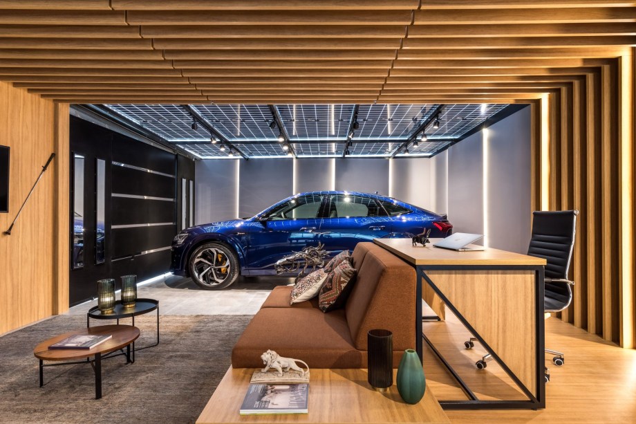 Mapogos Design - Off Office Garage Audi. Em um mundo caótico e volátil, como seria se você pudesse se conectar e viver num mundo só seu? Muito mais do que uma simples garagem, o espaço rompe todos os paradigmas para criar o Off Office, um lugar de refúgio do corpo e da alma, que combina materiais sustentáveis e ambientes multifuncionais para proporcionar aconchego e sofisticação. Com profundas raízes no conceito da Modernidade Liquida do filósofo Zygmunt Bauman, o ambiente é um convite para filtrar os preceitos e aprovações impostas pela sociedade, uma bolha repleta de hobbies, momentos de inspirações e bem estar.