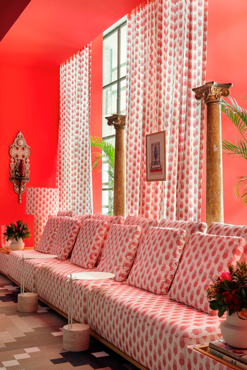 marcelo-salum-casacor-sp-2022-credito-denilson-machado07 marcelo salum casacoral casacor sao paulo sp 2022 sofa vermelho estampa