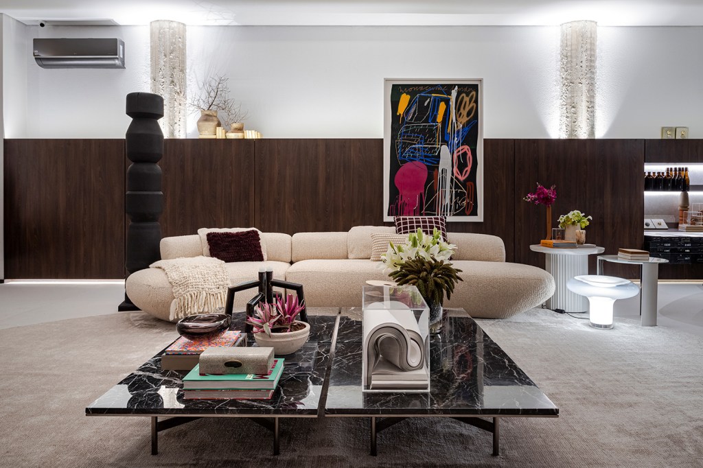 patricia-hagobian-casacor-sp-2022-credito-gabriela-daltro19 patricia hagobian casa vertice dunelli casacor sp sao paulo 2022 sala estar sofa mesa tapete quadro ceramica