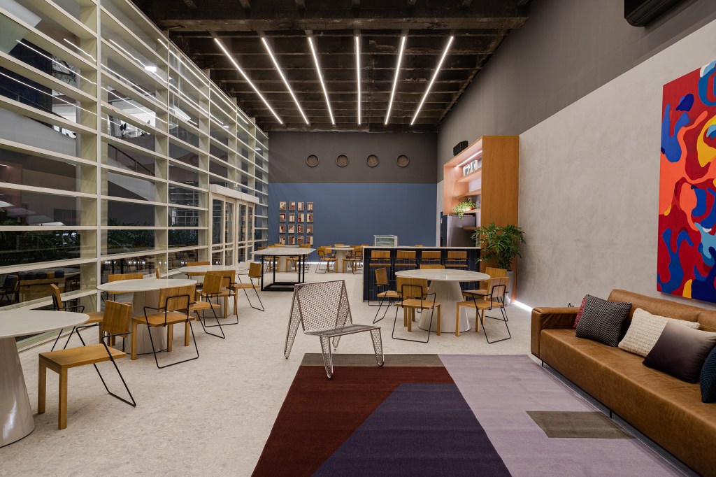 priscila-cox-casacor-sp-2021-credito-gabriela-daltro09 priscila cox cafe modernista casacor sao paulo sp 2022 cafe tapete sofa quadro vidro restaurante