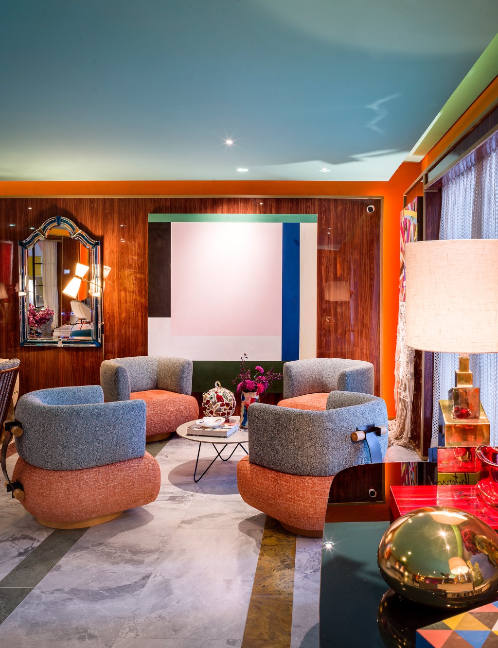 sig-bergamin-casa-cor-sp-2022-credito-romulo-fialdini02 sig bergamin artsy lounge casacor sao paulo sp 2022 sala poltrona quadro espelho