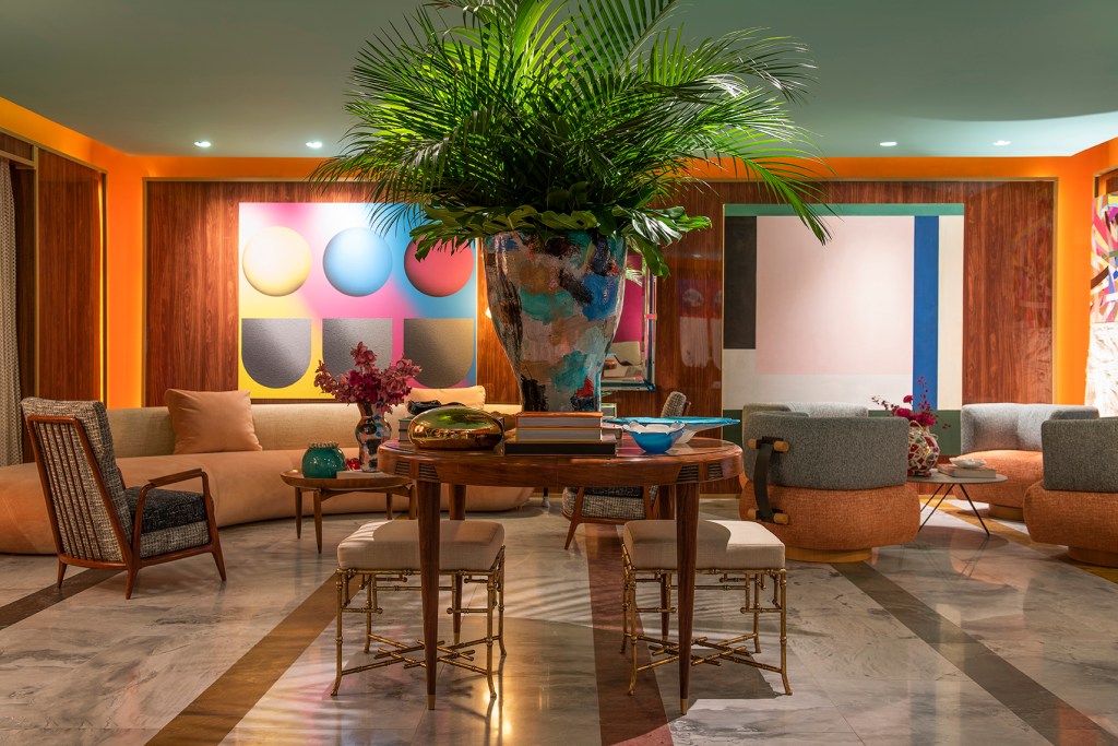 sig-bergamin-casa-cor-sp-2022-credito-salvador-cordaro04 sig bergamin artsy lounge casacor sao paulo sp 2022 sala mesa poltrona quadro