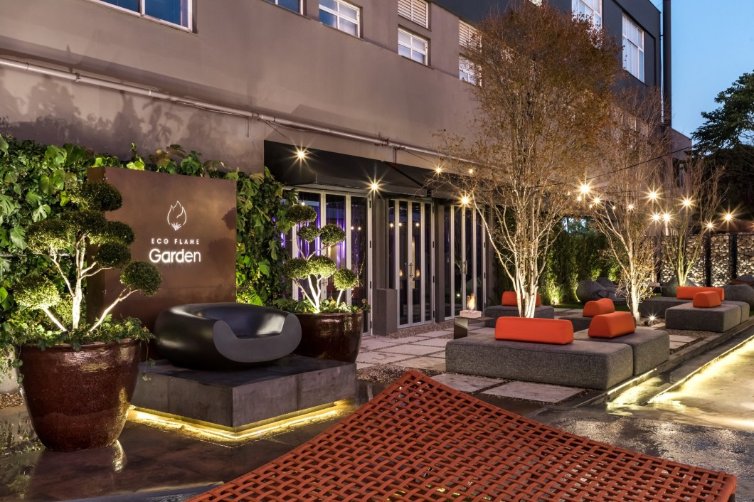 Luiz Romero e Thiago Zoller - Eco Flame Garden. Um autentico outdoor living, um espaço composto por árvores altas e outros elementos que referenciam a exuberância dos jardins franceses. Em seu Fireplace, que combina os puffs e a lareira central, cria-se uma sensação de aconchego. Pensados para uma experiência externa, os puffs são repelentes a água, possuem proteção UV, tecnologia antimofo e antiviral. Destacando-se também o mobiliário com peças pontuais tornando o espaço instagramável. Luiz Romero e Thiago Zoller - Eco Flame Garden. Um autentico outdoor living, um espaço composto por árvores altas e outros elementos que referenciam a exuberância dos jardins franceses. Em seu Fireplace, que combina os puffs e a lareira central, cria-se uma sensação de aconchego. Pensados para uma experiência externa, os puffs são repelentes a água, possuem proteção UV, tecnologia antimofo e antiviral. Destacando-se também o mobiliário com peças pontuais tornando o espaço instagramável.