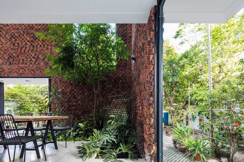 wall-house-architecture-bricks-vietnam-cta-creative-architects_dezeen_1704_col_15-852×568 Wall House, Vietnã, por CTA.