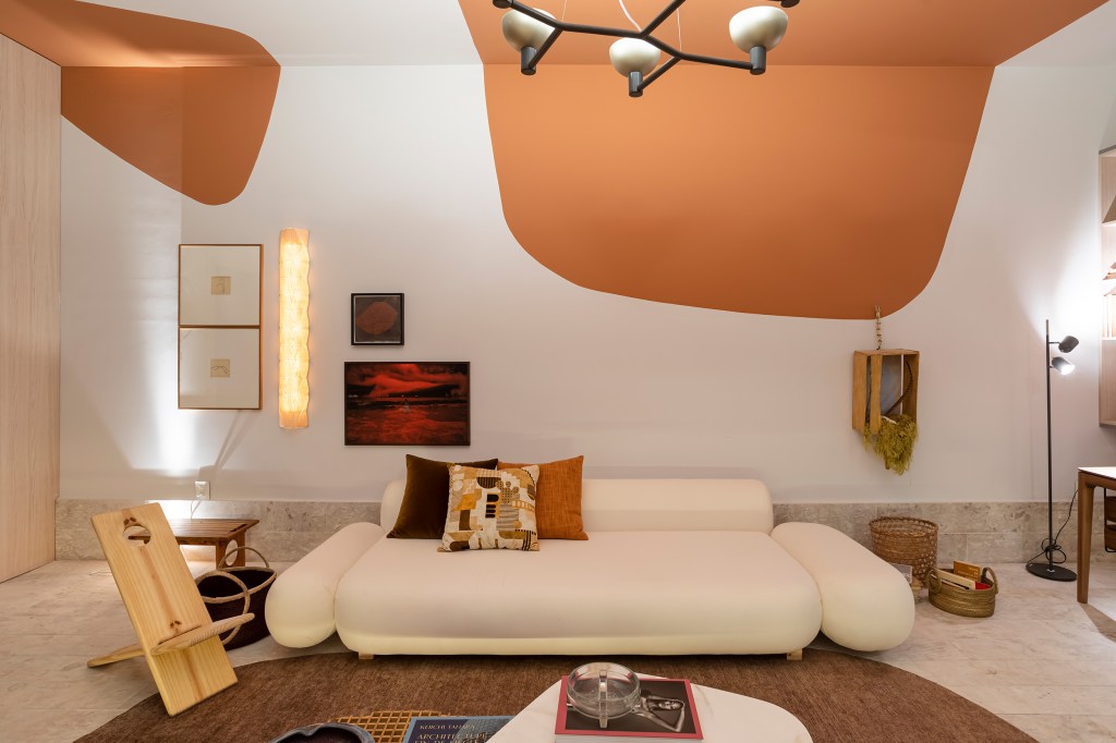 wesley-lemos-casacor-sp-2022-credito-gabriela-daltro23 wesley lemos casacor sp sao paulo 2022 estudio amorphous estudio sala laranja tapete