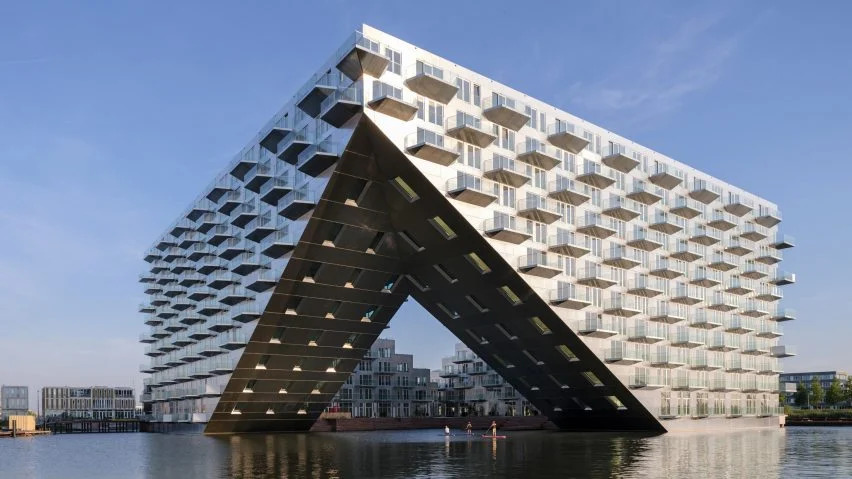 AnyConv.com__barcode-architects-big-sluishuis-housing-amsterdam-ijburg_dezeen_2364_social_11-852×479 10 prédios com formatos e fachadas inusitadas