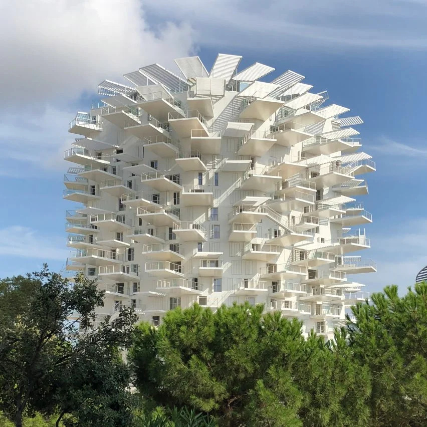 AnyConv.com__sou-fujimotom-nicolas-laisne-dimitri-roussel-oxo-architectes-montpellier-france-tower-architecture_dezeen_2364_sq-852×852 10 prédios com formatos e fachadas inusitadas
