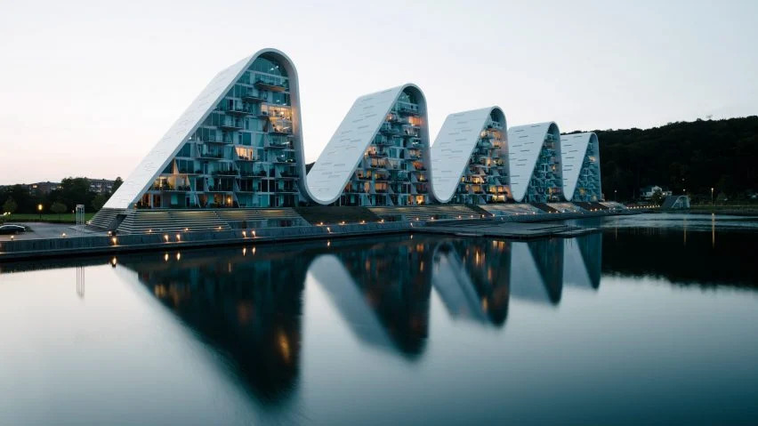 AnyConv.com__the-wave-apartments-henning-larsen-architecture-vejle-denmark_dezeen_2364_hero2-852×479 10 prédios com formatos e fachadas inusitadas