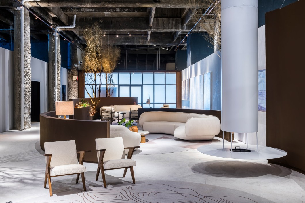 Quintino Facci Arquitetos - Praça Terra Madre. "Vista do alto, a praça de 220 m² assinada por Quintino Facci exibe o símbolo do infinito segmentado, escolhido para representar esperança e reconstrução. A volta às origens ilustra bem o mote da Praça Terra Madre, que ganhou uma paleta que passeia pelos tons neutros. A lareira Balaio e as mesas laterais de mármore são criações do escritório, que participa pela segunda vez da CASACOR - a primeira delas foi no ano passado, em Ribeirão Preto. Dedique atenção aos tapetes e obras de arte que preenchem o ambiente e despertam reflexões sobre as virtudes humanas." Quintino Facci Arquitetos - Praça Terra Madre. "Vista do alto, a praça de 220 m² assinada por Quintino Facci exibe o símbolo do infinito segmentado, escolhido para representar esperança e reconstrução. A volta às origens ilustra bem o mote da Praça Terra Madre, que ganhou uma paleta que passeia pelos tons neutros. A lareira Balaio e as mesas laterais de mármore são criações do escritório, que participa pela segunda vez da CASACOR - a primeira delas foi no ano passado, em Ribeirão Preto. Dedique atenção aos tapetes e obras de arte que preenchem o ambiente e despertam reflexões sobre as virtudes humanas."