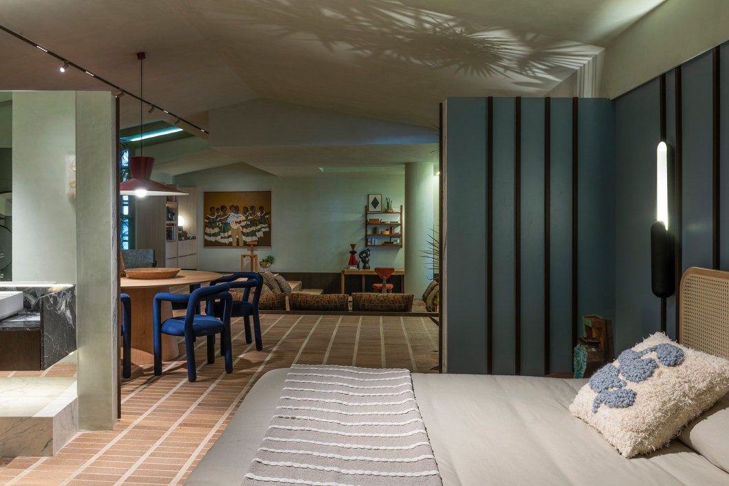 Todos Arquitetura - Casa Eté Duratex. O projeto do escritório liderado por Maurício Arruda celebra o reencontro depois de anos tristes e silenciosos. "É ficar diante da verdade, da diversidade, da coragem, do colorido, da informalidade e das raízes da nossa identidade brasileira tão linda e acolhedora", diz o arquiteto. Para criar essa atmosfera, há muitas cores nos ambientes. As mais quentes — como ocre, vinho e terracota — dão vida à área social enquanto a paleta fria está presente no quarto e banheiro. Além disso, painéis de MDF com padrões coloridos e ripados de madeira completam o clima aconchegante. Todos Arquitetura - Casa Eté Duratex. O projeto do escritório liderado por Maurício Arruda celebra o reencontro depois de anos tristes e silenciosos. "É ficar diante da verdade, da diversidade, da coragem, do colorido, da informalidade e das raízes da nossa identidade brasileira tão linda e acolhedora", diz o arquiteto. Para criar essa atmosfera, há muitas cores nos ambientes. As mais quentes — como ocre, vinho e terracota — dão vida à área social enquanto a paleta fria está presente no quarto e banheiro. Além disso, painéis de MDF com padrões coloridos e ripados de madeira completam o clima aconchegante.