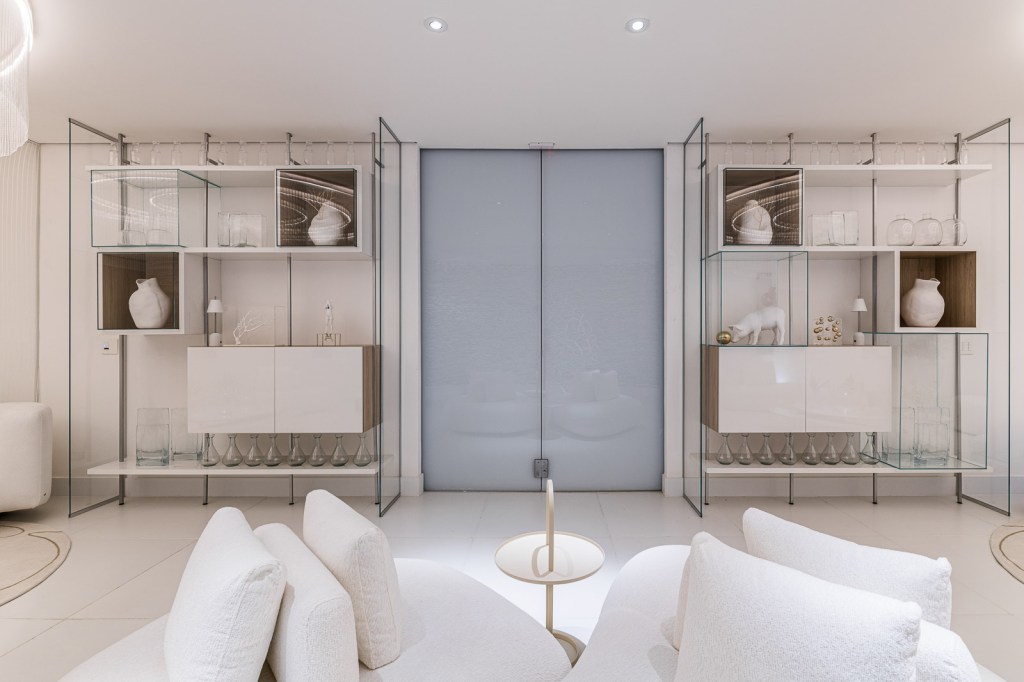 brunete-fraccaroli-casacor-sp-2022-credito-renato-navarro34 brunete fraccaroli casacor sp 2022 atraves olhar led branco sala estante cristal