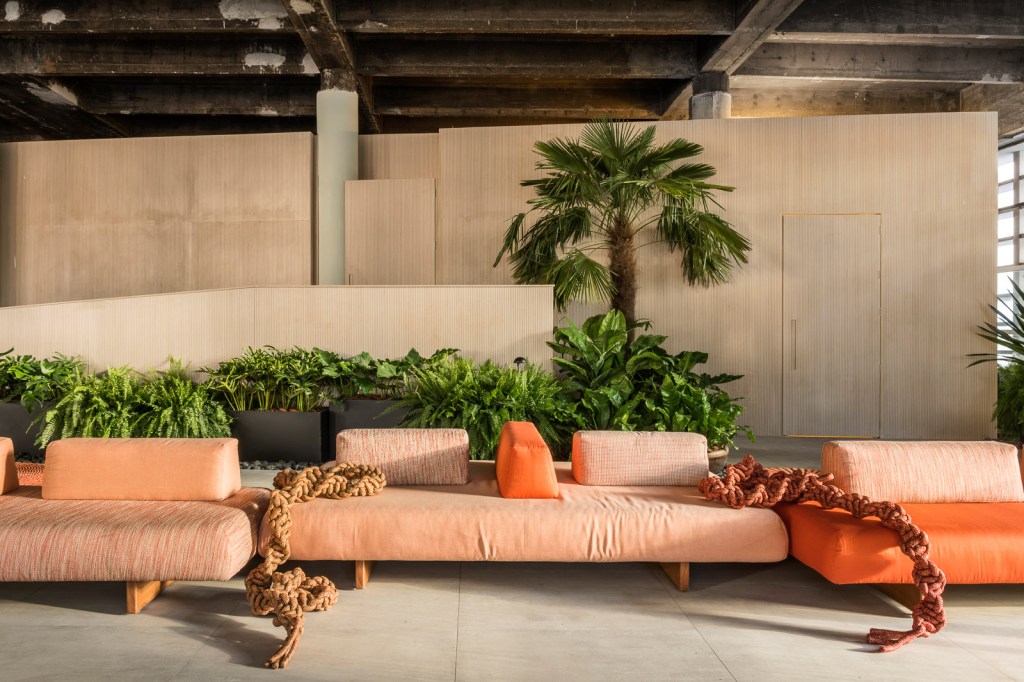 cate-poli-joao-jadao-casacor-2022-credito-renato-navarro (11) cate poli joao jadao casacor sp 2022 praca paulista augusta paisagismo jardim plantas sofa