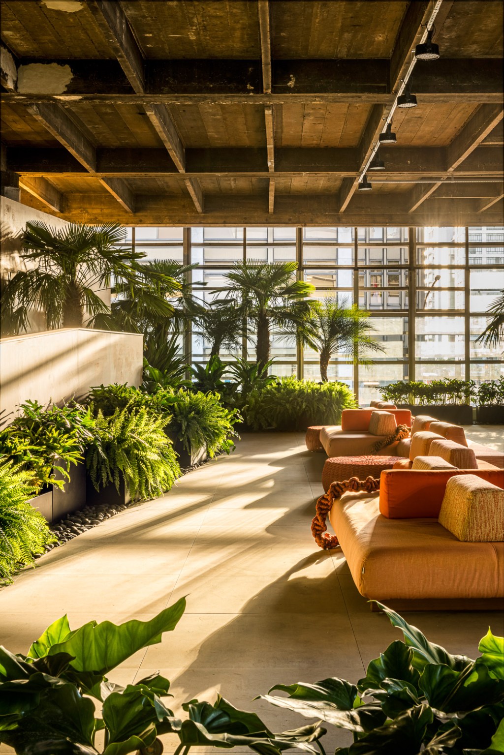 cate-poli-joao-jadao-casacor-2022-credito-renato-navarro (18) cate poli joao jadao casacor sp 2022 praca paulista augusta paisagismo jardim plantas sofa