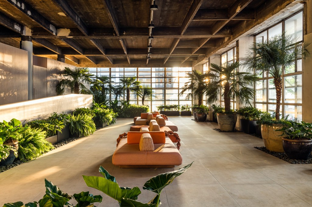 cate-poli-joao-jadao-casacor-2022-credito-renato-navarro (19) cate poli joao jadao casacor sp 2022 praca paulista augusta paisagismo jardim plantas sofa