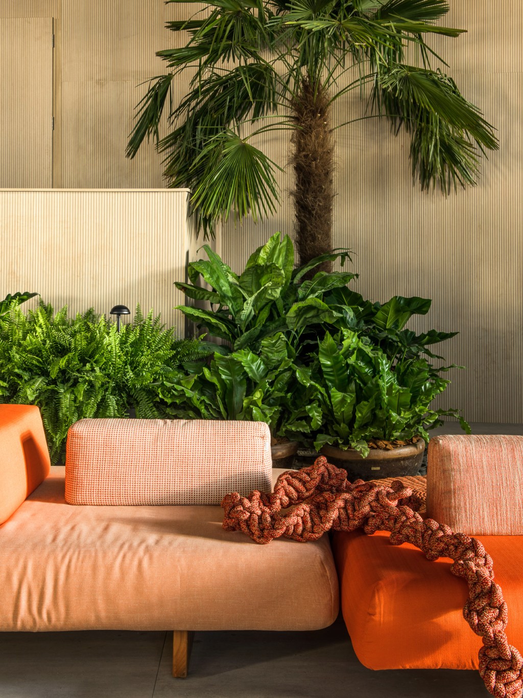 cate-poli-joao-jadao-casacor-2022-credito-renato-navarro (4) cate poli joao jadao casacor sp 2022 praca paulista augusta paisagismo jardim plantas sofa