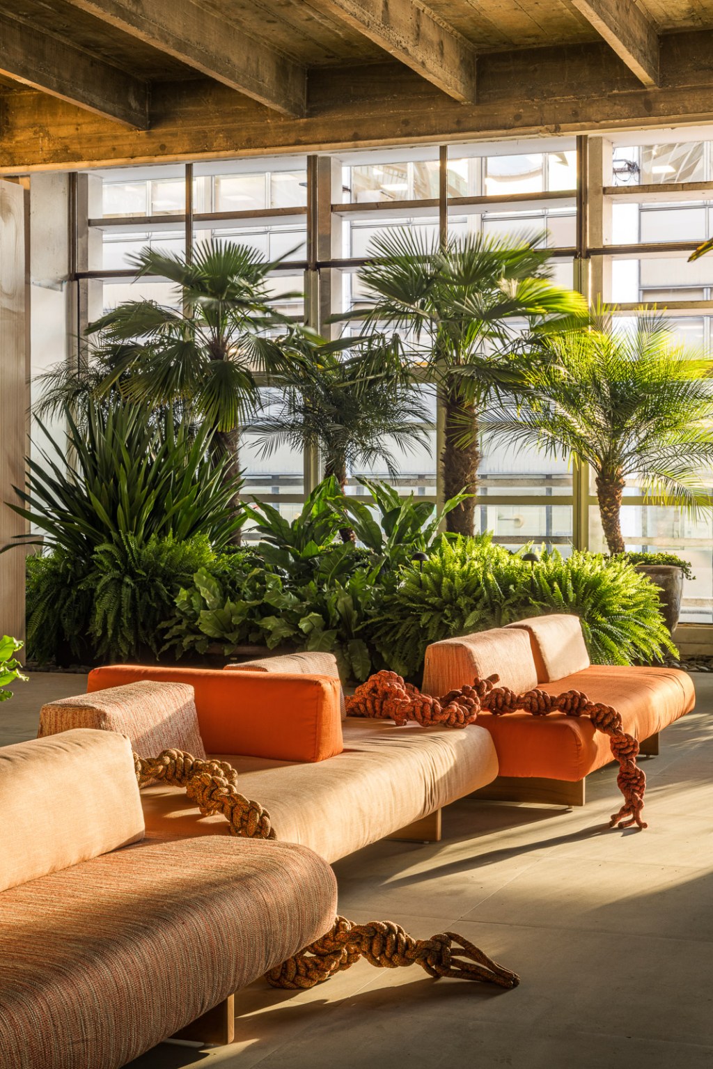 cate-poli-joao-jadao-casacor-2022-credito-renato-navarro (7) cate poli joao jadao casacor sp 2022 praca paulista augusta paisagismo jardim plantas sofa
