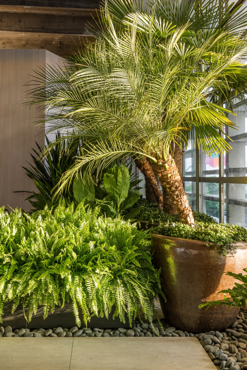 cate-poli-joao-jadao-casacor-2022-credito-renato-navarro (8) cate poli joao jadao casacor sp 2022 praca paulista augusta paisagismo jardim plantas sofa