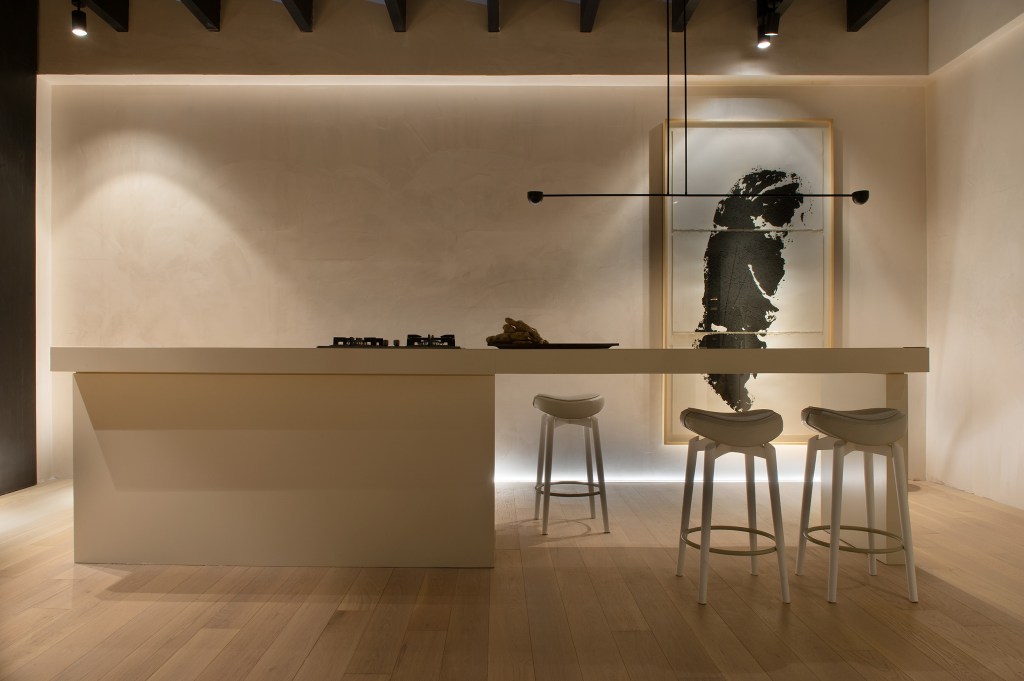 cosentino-casacor-Juarez-Cruz-silestone-faro-white-(2) O Silestone® Faro White, especificado na bancada, faz parte da coleção Sunlit Days e representa o branco do Mediterrâneo e suas paredes banhadas pelo sol.