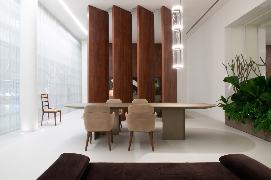 cosentino-casacor-lidia-maciel-silestone-unsui-blanco-zeus-(1) O Silestone® Unsui na cor marrom escuro compõe as floreiras. A mesma superfície compõe o aparador que serve como bar.