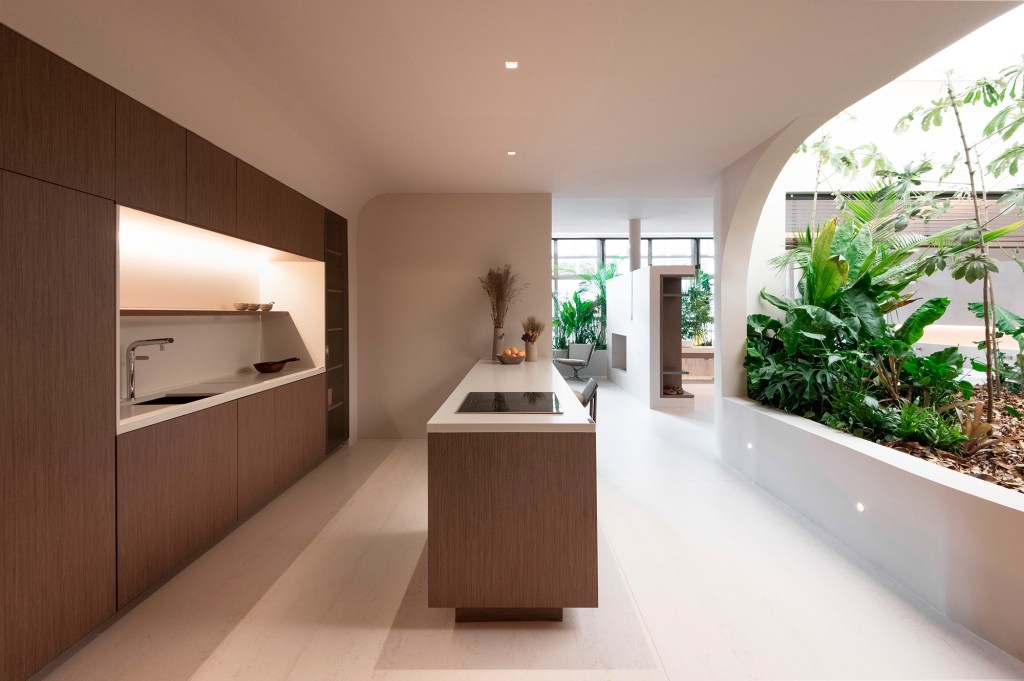 O Silestone® no tom Faro White aparece na bancada e na ilha da cozinha.