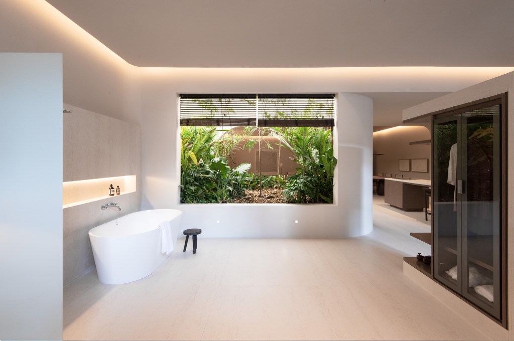 cosentino-casacor-lucas-takaoka-dk-danae-sl-faro-white-casa-embauba-(4) A superfície ultracompacta Dekton® na cor Danae aparece no piso da casa toda e nas paredes do banheiro.