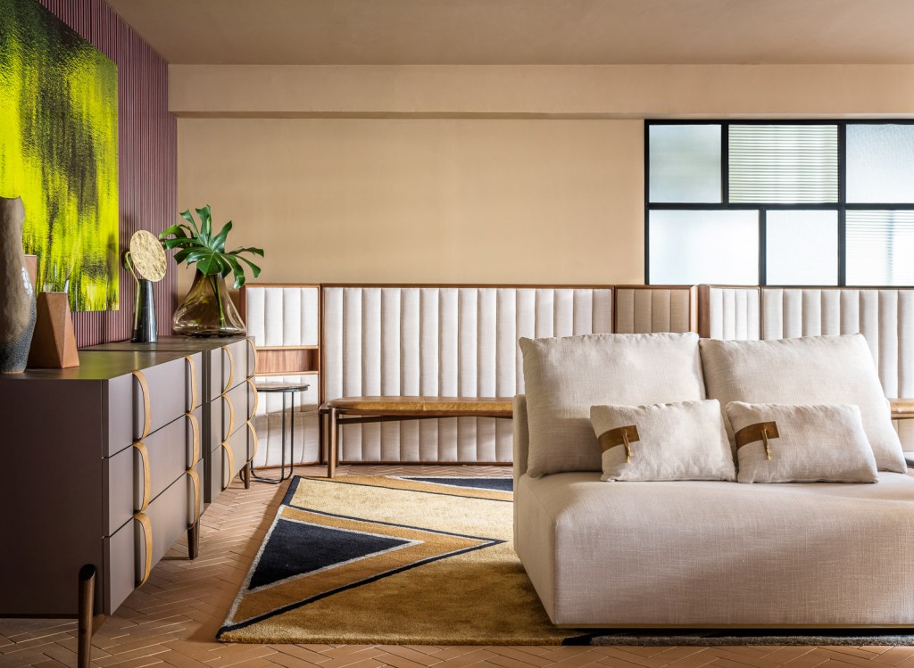 elaine-vilela-sousa-ilha-conforto-golden-hour-casacor-sao-paulo-credito-renato-navarro (10) elaline vilela sousa ilha conforto golden house casacor sao paulo 2022 sofa quadro aparador tapete almofada