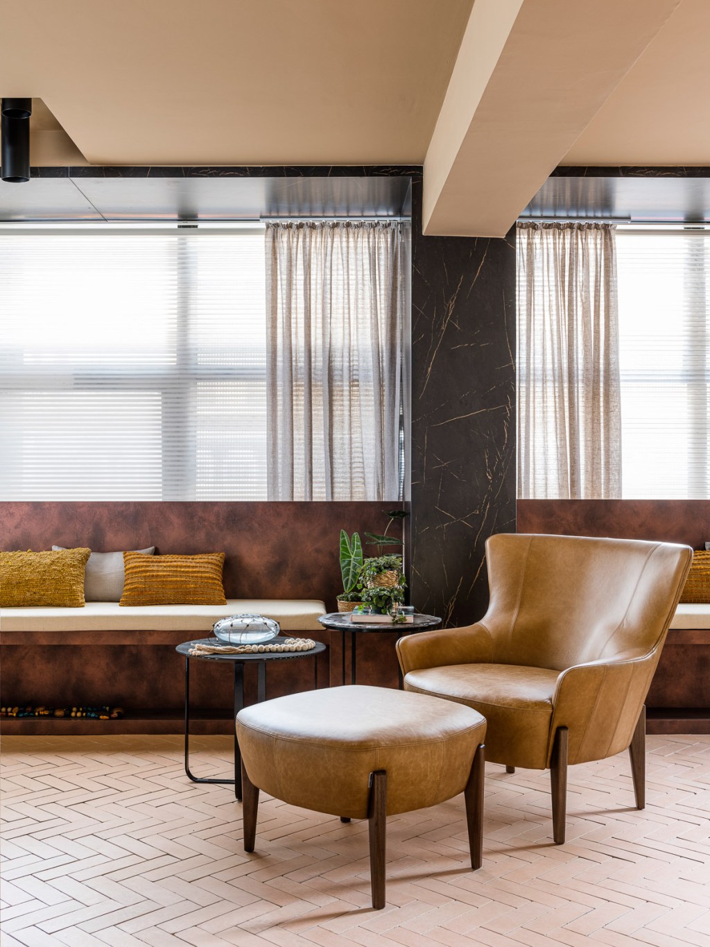 elaine-vilela-sousa-ilha-conforto-golden-hour-casacor-sao-paulo-credito-renato-navarro (11) elaline vilela sousa ilha conforto golden house casacor sao paulo 2022 poltrona banco mesa almofada cortina