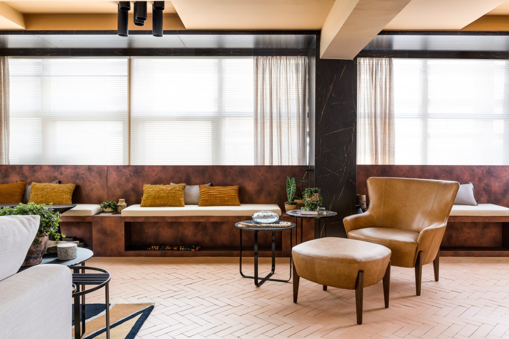 elaine-vilela-sousa-ilha-conforto-golden-hour-casacor-sao-paulo-credito-renato-navarro (12) elaline vilela sousa ilha conforto golden house casacor sao paulo 2022 poltrona madeira banco cortina