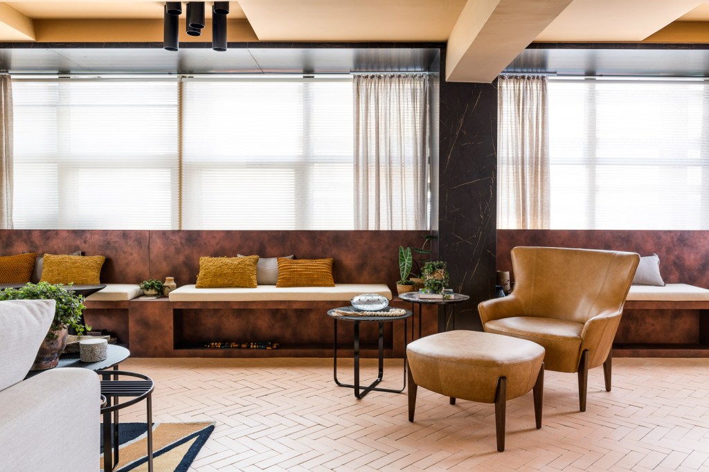elaine-vilela-sousa-ilha-conforto-golden-hour-casacor-sao-paulo-credito-renato-navarro (15) elaline vilela sousa ilha conforto golden house casacor sao paulo 2022 poltona banco mesa cortina