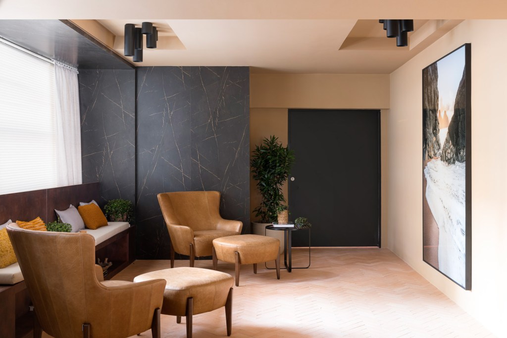 elaine-vilela-sousa-ilha-conforto-golden-hour-casacor-sao-paulo-credito-renato-navarro (3) elaline vilela sousa ilha conforto golden house casacor sao paulo 2022 poltrona quadro banco mesa couro sala