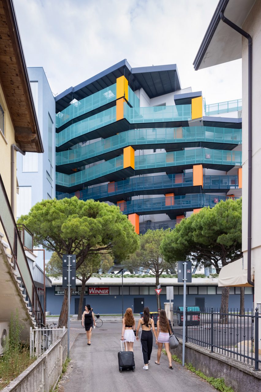 elasticofarm-le-batiment-descendant-lescalier-holiday-apartments-architecture-italy_dezeen_2364_col_0-852×1277 10 prédios com formatos e fachadas inusitadas