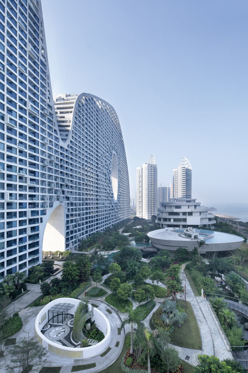 fake-hills-mad-architecture-china-apartments-residential_dezeen_2364_col_2-852×1278 10 prédios com formatos e fachadas inusitadas