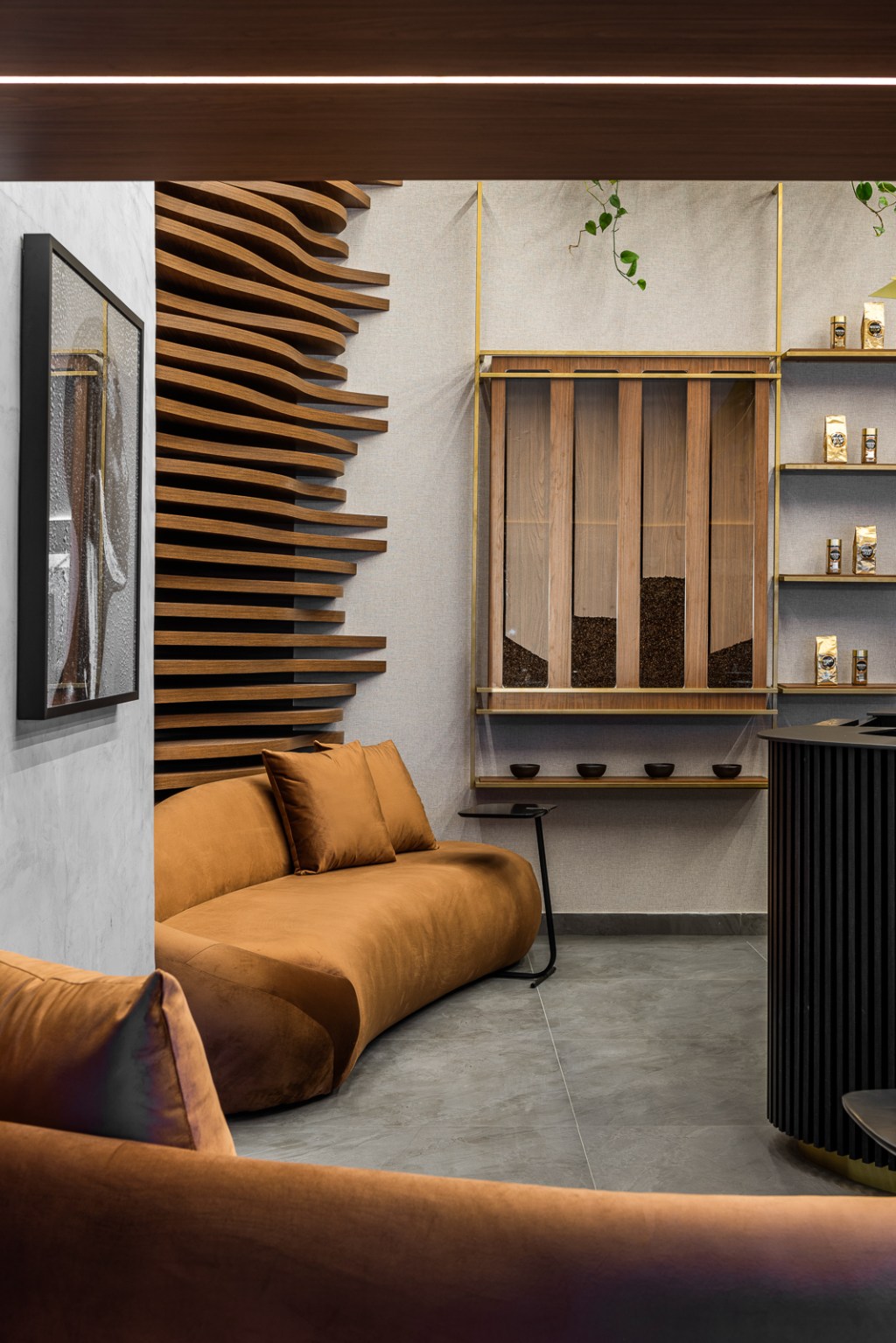 fernanda-rubatino-casacor-sp-2022-credito-renato-navarro (21) fernanda rubatino casacor sp 2022 nescafe gold experience madeira sofa cafe