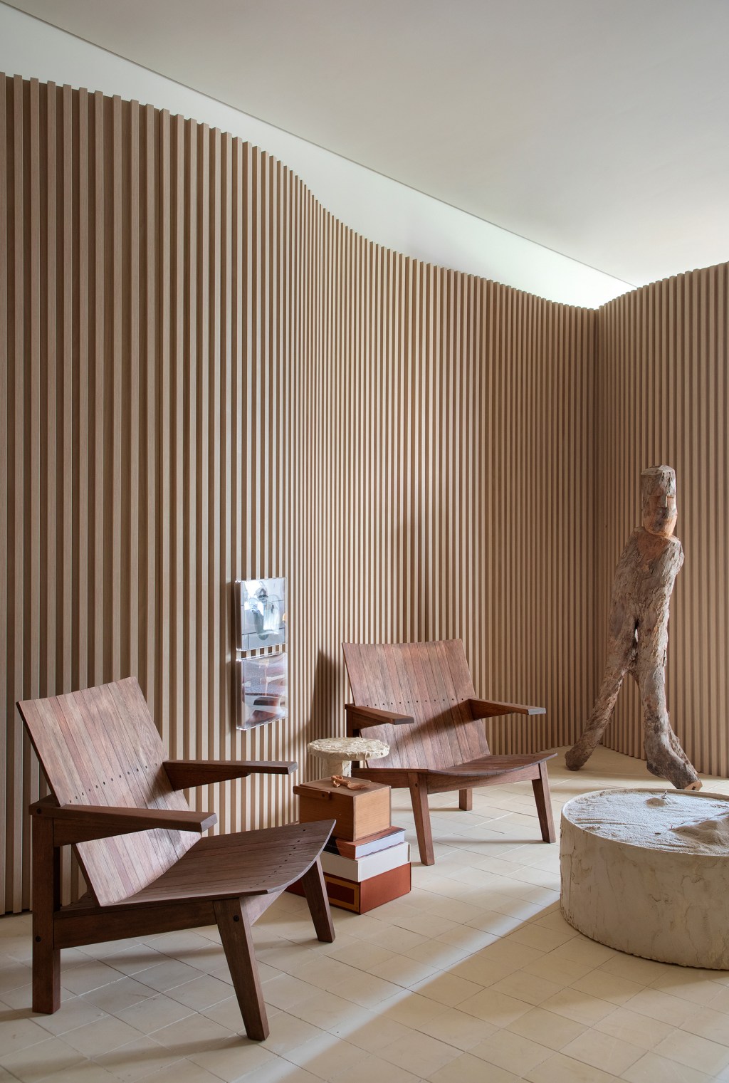 gabriel fernandes casacor sao paulo 2022 somos decoracao mostras design ripada poltrona madeira escultura