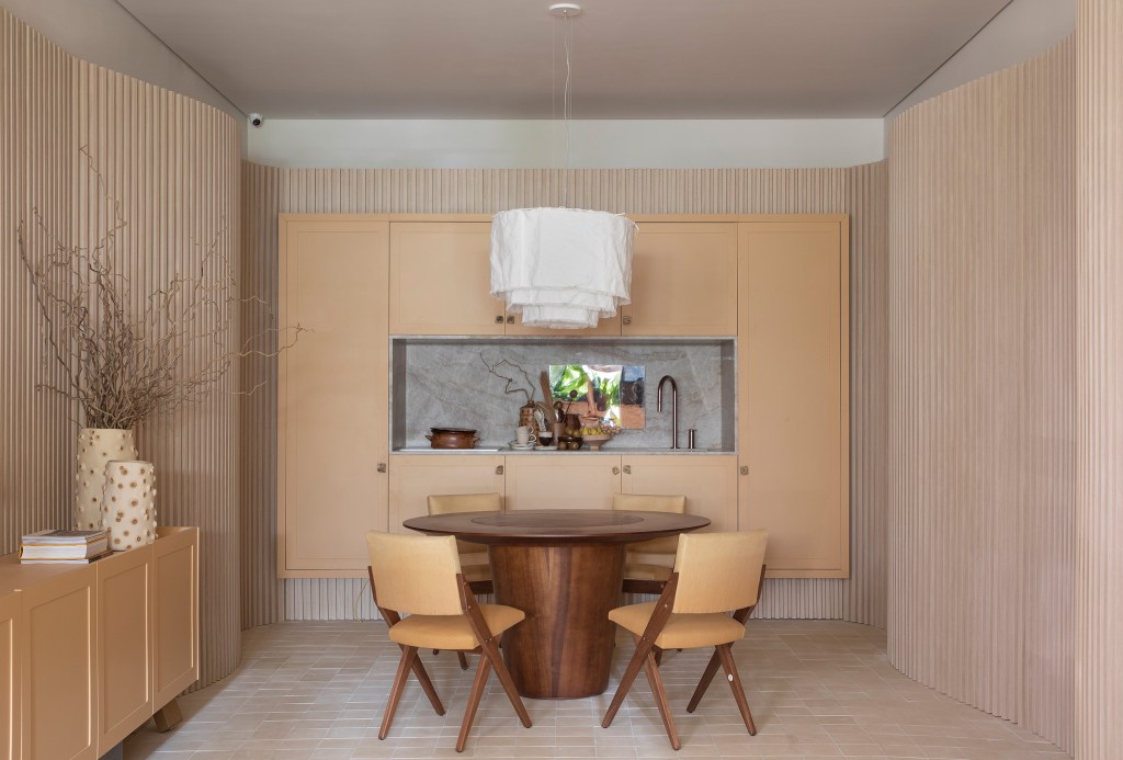 gabriel-fernandes-casacor-sp-2022-credito-denilson-machado18 gabriel fernandes casacor sao paulo 2022 somos decoracao mostras design sala cozinha armario mesa cadeira madeira ripado