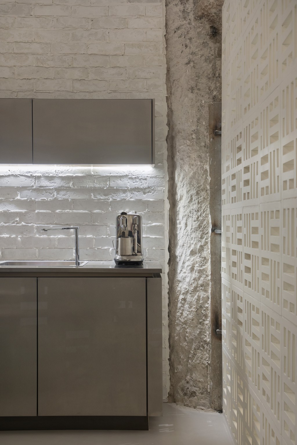 gregory-copello-estudio-ostuni-casacor-sao-paulo-2022-credito-denilson-machado03 gregory copello estudio ostuni casacor sao paulo 2022 decoracao design mostras branco cobogo cozinha bancada