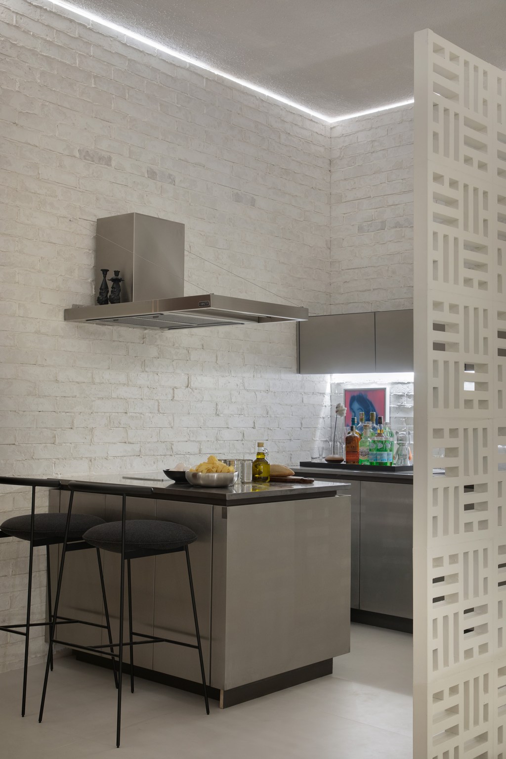 gregory-copello-estudio-ostuni-casacor-sao-paulo-2022-credito-denilson-machado05 gregory copello estudio ostuni casacor sao paulo 2022 decoracao design mostras cozinha cobogo branco