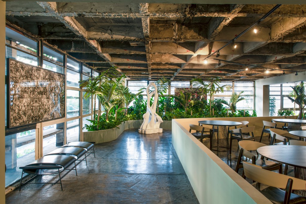 gustavo-paschoalim-frederico-cancado-casacor-sp-2022-credito-salvador-cordaro gustavo paschoalim frederico cancado restaurante tropical casacor sp sao paulo 2022 jardim restaurante quadro mesa