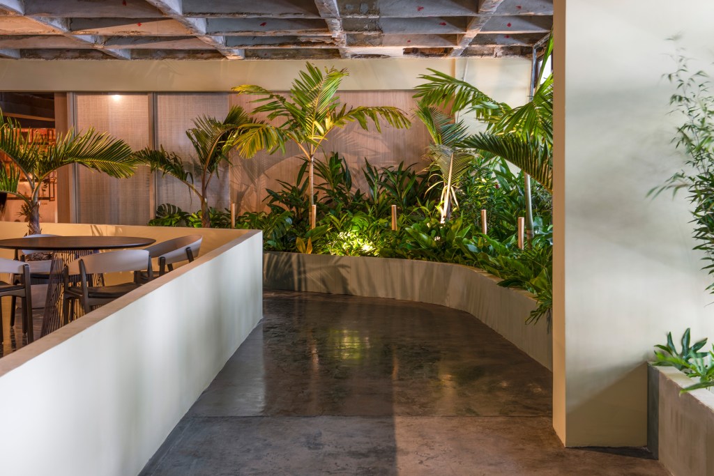 gustavo-paschoalim-frederico-cancado-casacor-sp-2022-credito-salvador-cordaro03 gustavo paschoalim frederico cancado restaurante tropical casacor sp sao paulo 2022 jardim bar restaurante