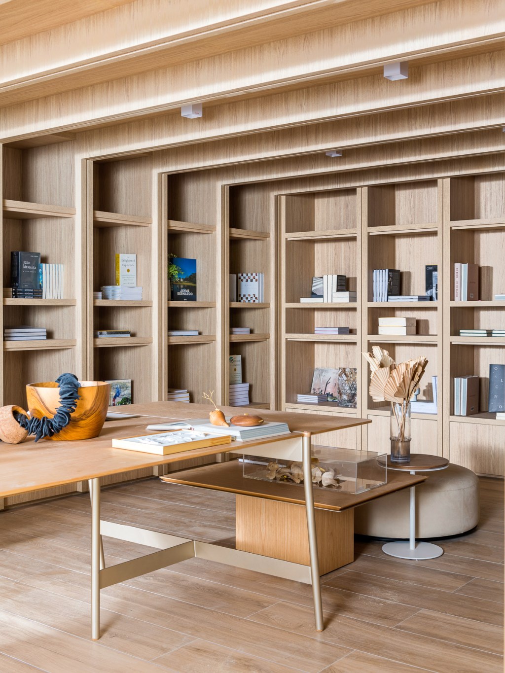 joao-daniel-arquitetura-livraria-casacor-sp-2022-credito-renato-navarro (11) joao daniel arquitetura livraria casacor sp mesa estante sala poltrona