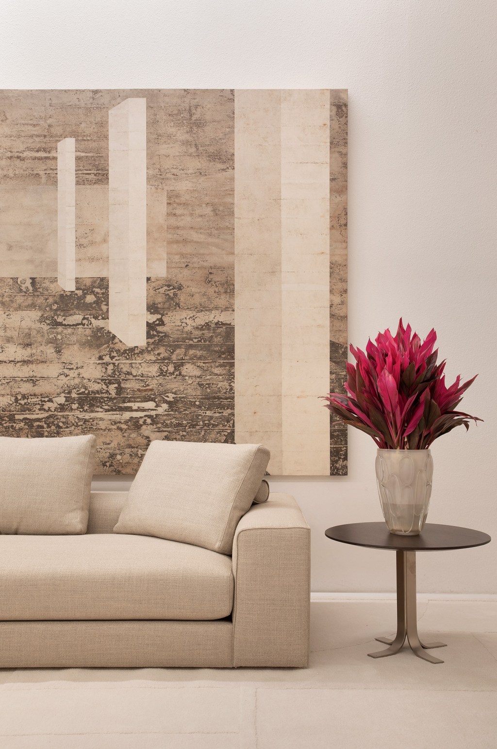 lidia-maciel-casa-bruma-casacor-sp-2022-credito-denilson-machado006 lidia maciel casa bruma casacor sp 2022 mostras decoracao design sofa sala estar quadro vaso