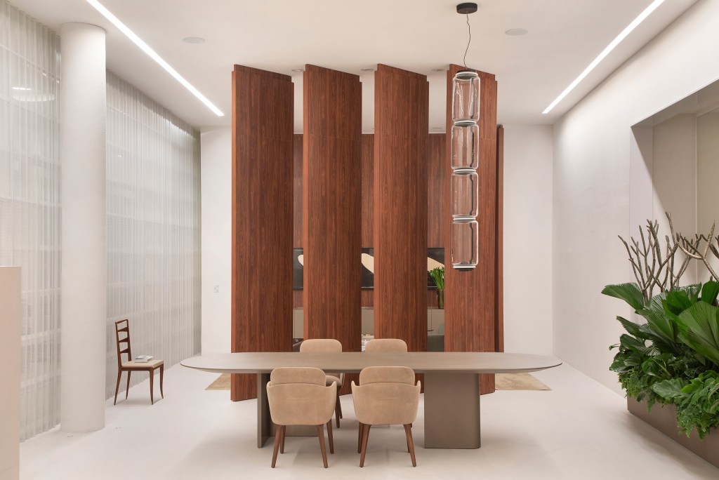 lidia-maciel-casa-bruma-casacor-sp-2022-credito-denilson-machado311 lidia maciel casa bruma casacor sp 2022 mostras decoracao design mesa cadeira jantar madeira
