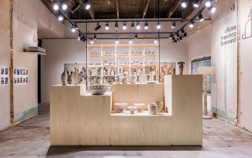 Metro para Oficina Francisco Brennand - Cerâmica Brennand. "Uma intervenção forte e respeitosa ao espaço pré-existente: essa ideia define bem a adequação da antiga fábrica em Recife convertida em ateliê-museu para as obras de Francisco Brennand. E reflete também o delicado trabalho feito pelo escritório Metro Arquitetos na criação do espaço comercial de 42 m² que vai mostrar ao público o universo do artista das cerâmicas. A preservação de sua memória será celebrada ainda com o lançamento do site que permitirá as vendas digitais da Oficina Francisco Brennand, com 100% do lucro revertido para a programação educativa e sustentabilidade do museu." Metro para Oficina Francisco Brennand - Cerâmica Brennand. "Uma intervenção forte e respeitosa ao espaço pré-existente: essa ideia define bem a adequação da antiga fábrica em Recife convertida em ateliê-museu para as obras de Francisco Brennand. E reflete também o delicado trabalho feito pelo escritório Metro Arquitetos na criação do espaço comercial de 42 m² que vai mostrar ao público o universo do artista das cerâmicas. A preservação de sua memória será celebrada ainda com o lançamento do site que permitirá as vendas digitais da Oficina Francisco Brennand, com 100% do lucro revertido para a programação educativa e sustentabilidade do museu."