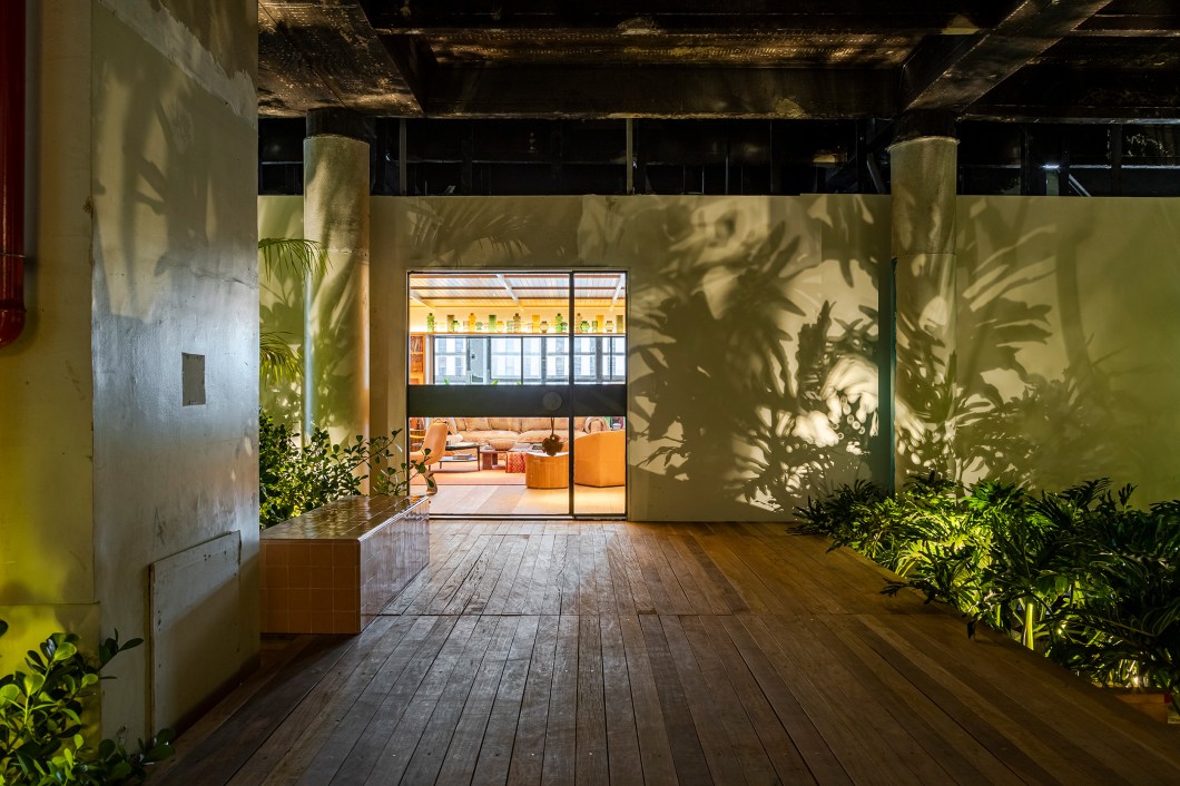 Mônica Costa Paisagismo - Jardim dos Guaimbês. Em 600 m² se espalha um jardim de vasos, com folhagens tropicais exuberantes, de texturas e tons variados. Guaimbês, ravenalas, ondulatas e palmeiras nativas estão entre as espécies escolhidas por Mônica Costa para compor o espaço. "A ideia foi criar uma gostosa sensação de estar rodeado por natureza para quem passa pela passarela de ligação entre os livings", diz. Com o objetivo de garantir um jardim viçoso durante todo o período da mostra, a paisagista escolheu plantas adequadas às condições de iluminação do Conjunto Nacional. Mônica Costa Paisagismo - Jardim dos Guaimbês. Em 600 m² se espalha um jardim de vasos, com folhagens tropicais exuberantes, de texturas e tons variados. Guaimbês, ravenalas, ondulatas e palmeiras nativas estão entre as espécies escolhidas por Mônica Costa para compor o espaço. "A ideia foi criar uma gostosa sensação de estar rodeado por natureza para quem passa pela passarela de ligação entre os livings", diz. Com o objetivo de garantir um jardim viçoso durante todo o período da mostra, a paisagista escolheu plantas adequadas às condições de iluminação do Conjunto Nacional.