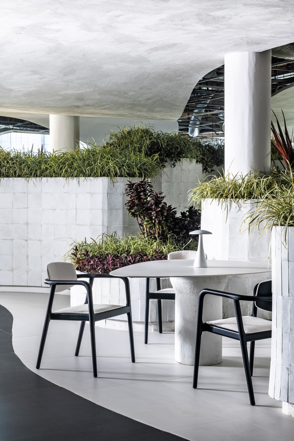 ricardo-abreu-restaurante-casacor-sao-paulo-2022-credito-renato-navarro (12) ricardo abreu restaurante casacor sao paulo 2022 mostra decoracao design mesa cadeira