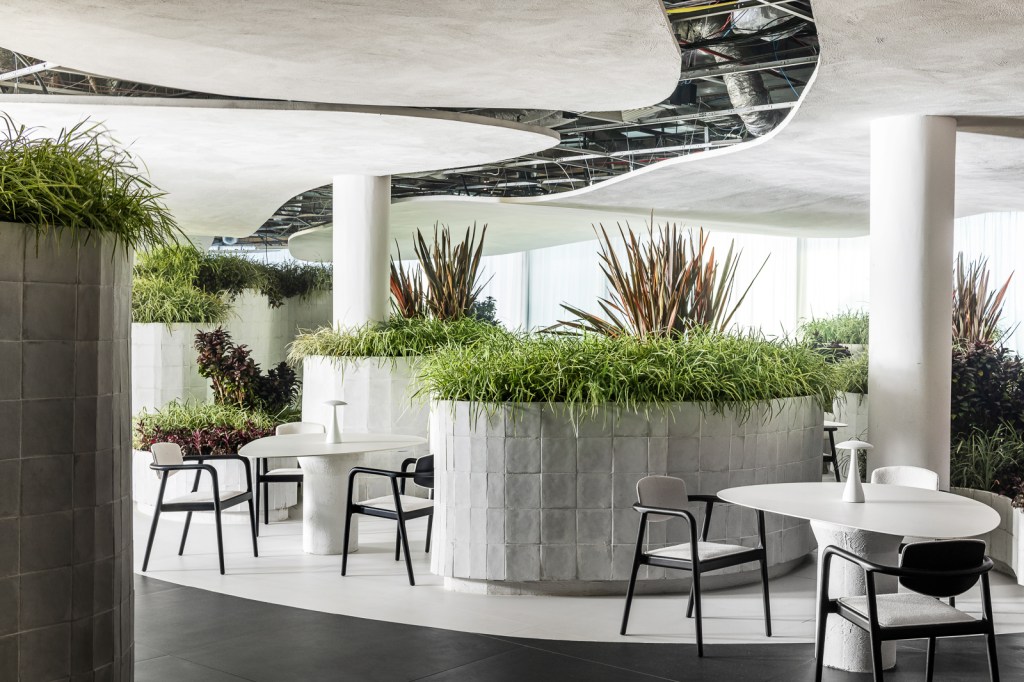 ricardo-abreu-restaurante-casacor-sao-paulo-2022-credito-renato-navarro (9) ricardo abreu restaurante casacor sao paulo 2022 mostra decoracao design mesa cadeira
