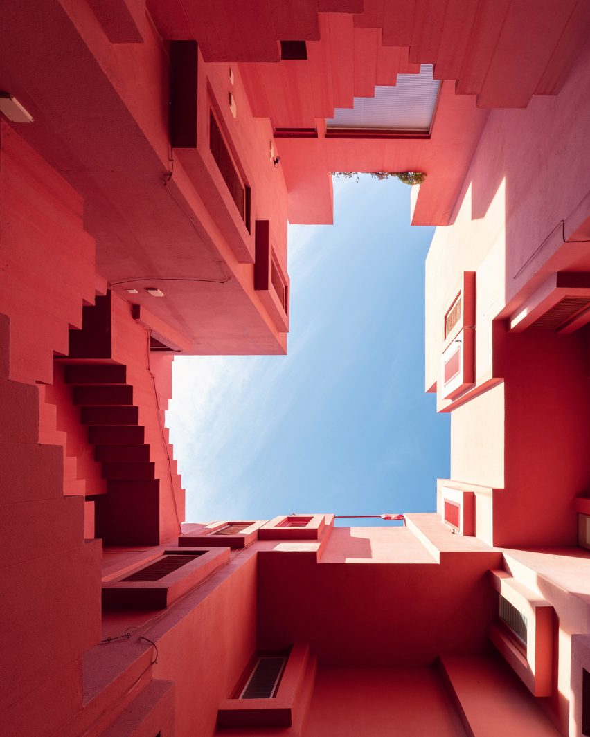 ricardo-bofill-la-muralla-roja-red-wall-photography-sebastian-weiss_dezeen_2364_col_13-852×1065 10 prédios com formatos e fachadas inusitadas
