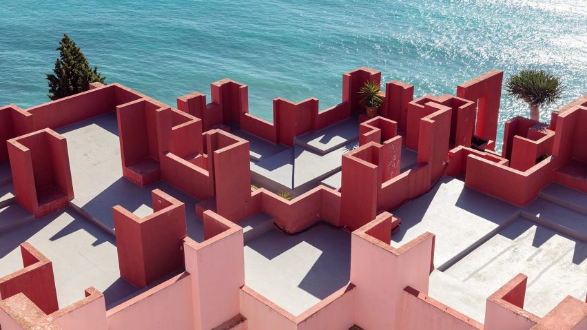 ricardo-bofill-la-muralla-roja-red-wall-photography-sebastian-weiss_dezeen_2364_hero_12-852×479 10 prédios com formatos e fachadas inusitadas